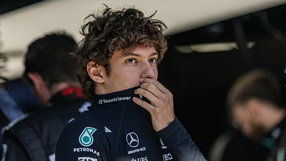 Mercedes-Pilot Kimi Antonelli beim Formel-1-Rennen in China in der Garage.