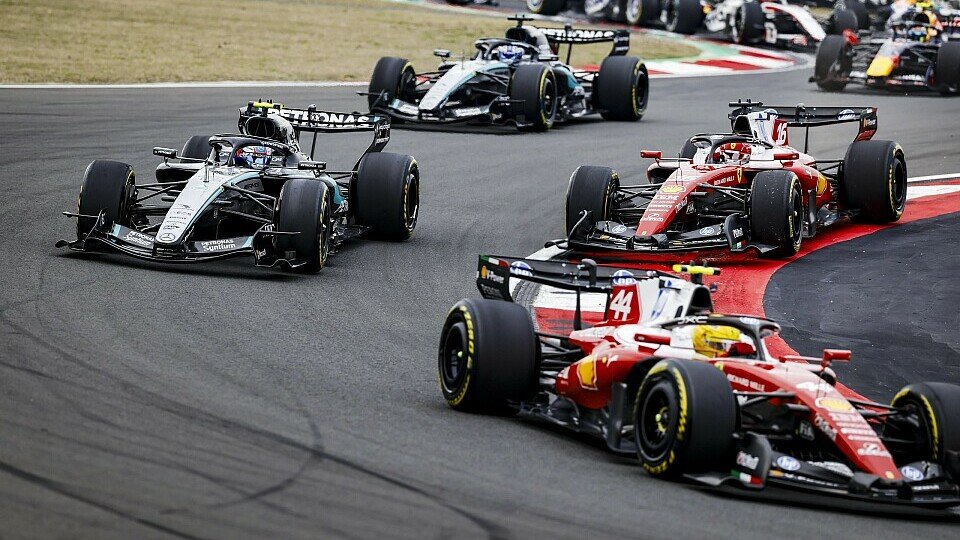 Startphase beim Formel-1-Rennen in Shanghai (China). Lewis Hamilton (Ferrari) vor George Russell (Mercedes)