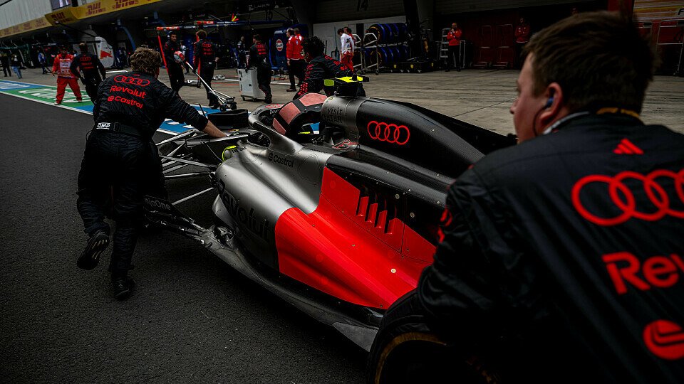 Gabriel Bortoletos defekter Audi wird vor dem Start zurück in die Box geschoben Gabriel Bortoletos defekter Audi wird vor dem Start zurück in die Box geschoben