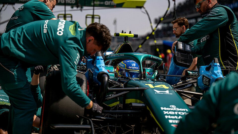 Fernando Alonso (Aston Martin) an der Box beim Formel-1-Wochenende in Shanghai (China)