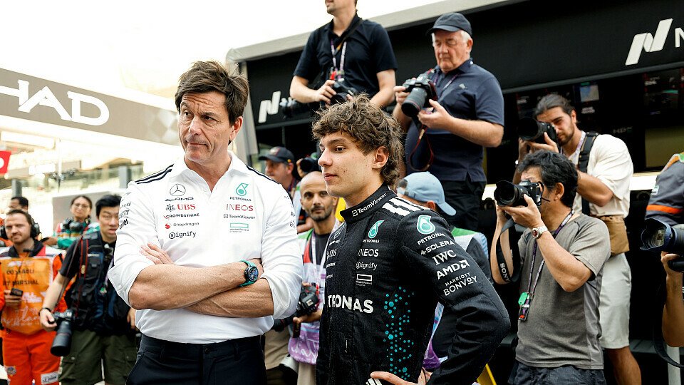 Toto Wolff und Kimi Antonelli (Mercedes) im Rahmen des Formel-1-Rennens in Abu Dhabi (Yas Marina Circuit) 2025; Portrait