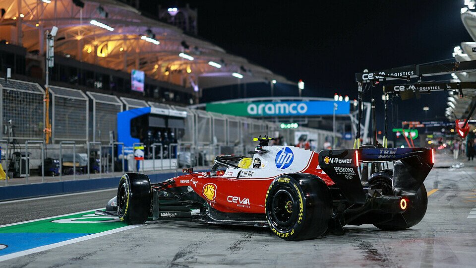 Lewis Hamilton verlässt im Ferrari SF-26 die Box in Bahrain