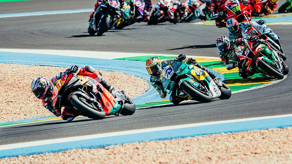 Pedro Acosta vorn, hinter ihm weit und breit keine andere KTM, Foto: KTM Media