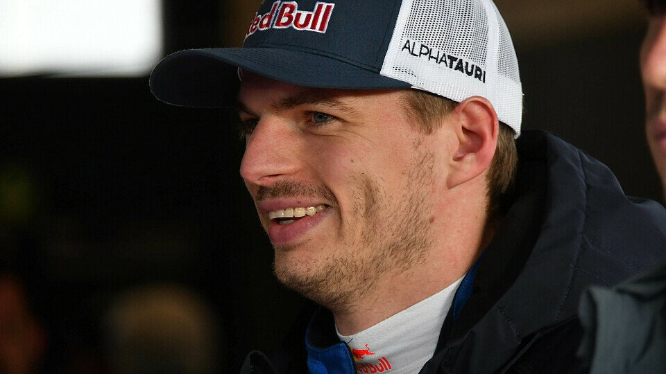 Max Verstappen lächelt in die Kamera
