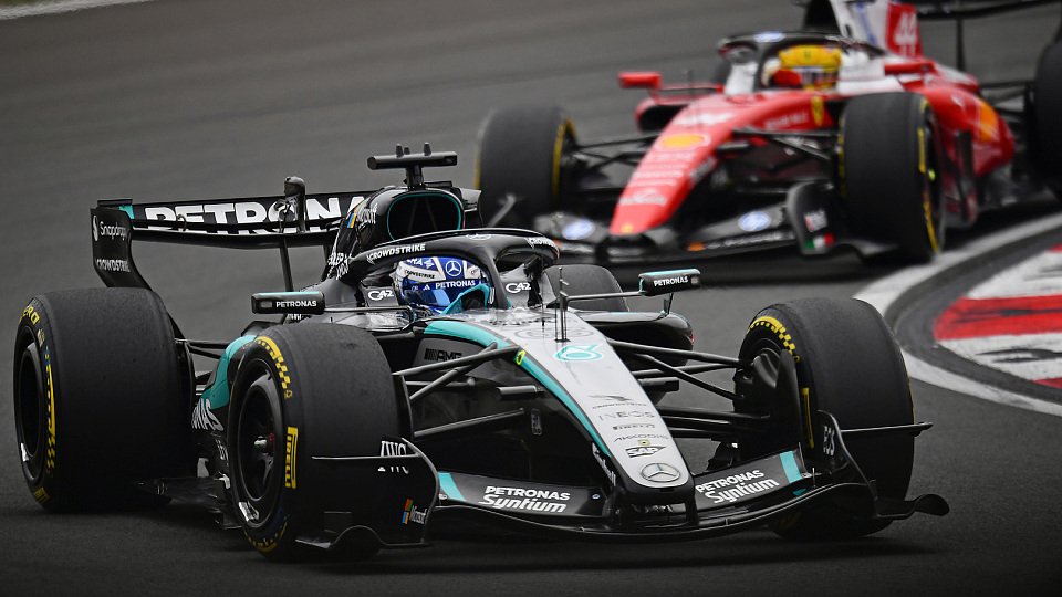 George Russell im Mercedes und Lewis Hamilton im Ferrari