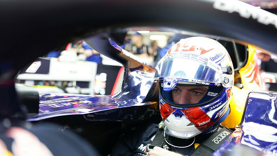 Max Verstappen fokussiert sich im Cockpit seines Red Bull Formel-1-Autos auf den China GP