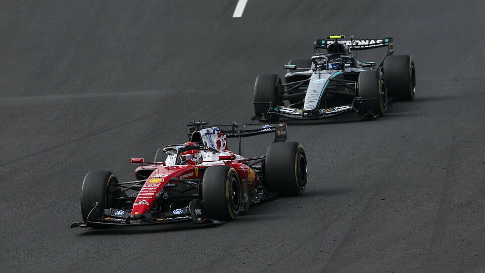 Charles Leclerc im Ferrari vor George Russell im Mercedes