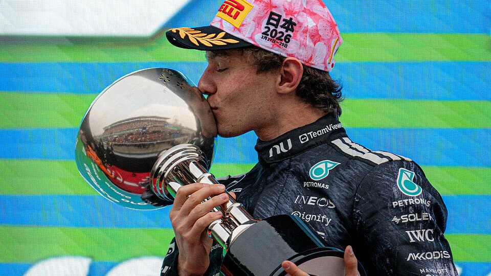 Kimi Antonelli küsst seine Trophäe