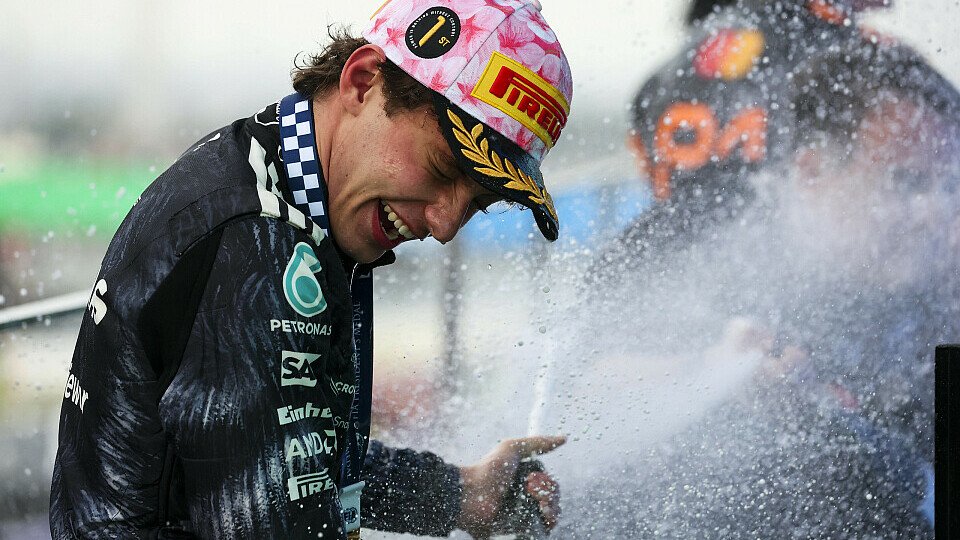 Kimi Antonelli wird am Podium mit Champagner bespritzt