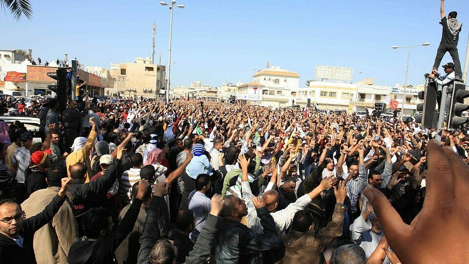 Schwere Proteste verhinderten den Bahrain-GP 2011. Schwere Proteste verhinderten den Bahrain-GP 2011.