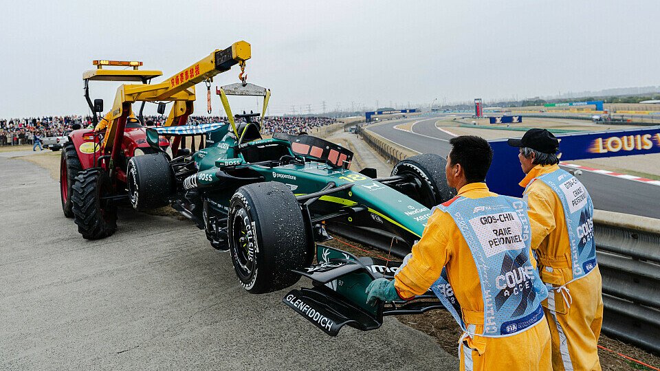 Der defekte Aston Martin von Lance Stroll wird abgeschleppt