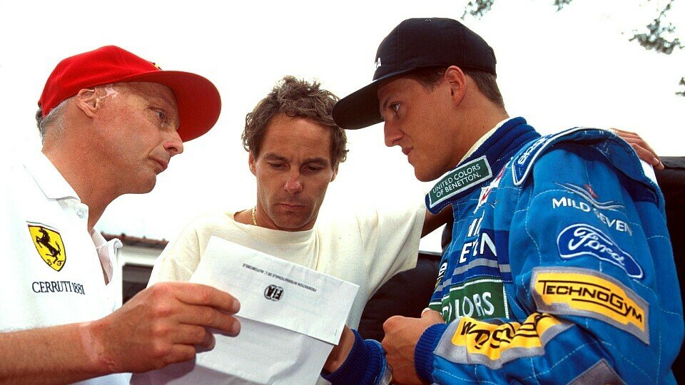 Niki Lauda, Gerhard Berger und Michael Schumacher beraten sich über ein FIA-Schreiben