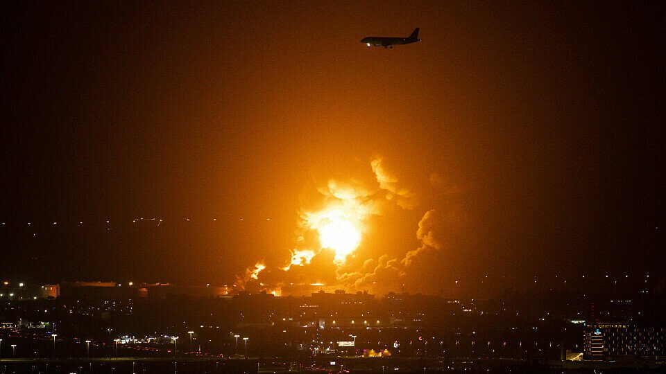 Feuer nach einem Raketeneinschlag in der Nähe der Formel-1-Strecke von Jeddah (Saudi-Arabien)