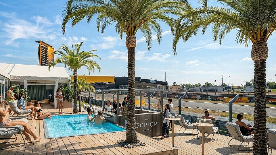 Renders; Schwimm-Pool direkt an der Strecke bei der Formel 1 in Silverstone