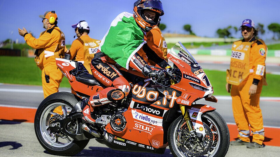 Nicolo Bulega feiert den Sieg in Portimao