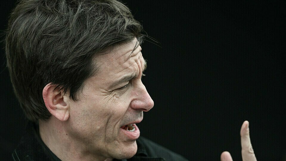 Toto Wolff mit erhobenem Zeigefinger