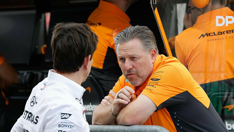 Toto Wolff (Mercedes) und Zak Brown (McLaren) im Gespräch an der Boxenmauer beim Saudi-Arabien-GP 2024 (Jeddah)
