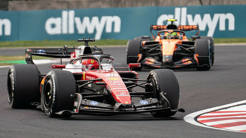 Charles Leclerc im Ferrari vor Lando Norris im McLaren in Japan