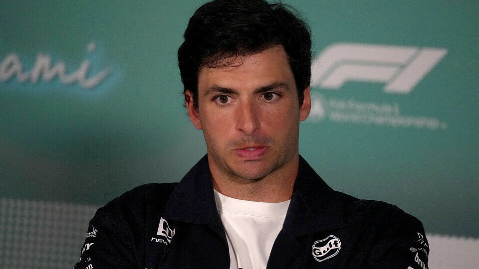 Carlos Sainz in der FIA-Pressekonferenz