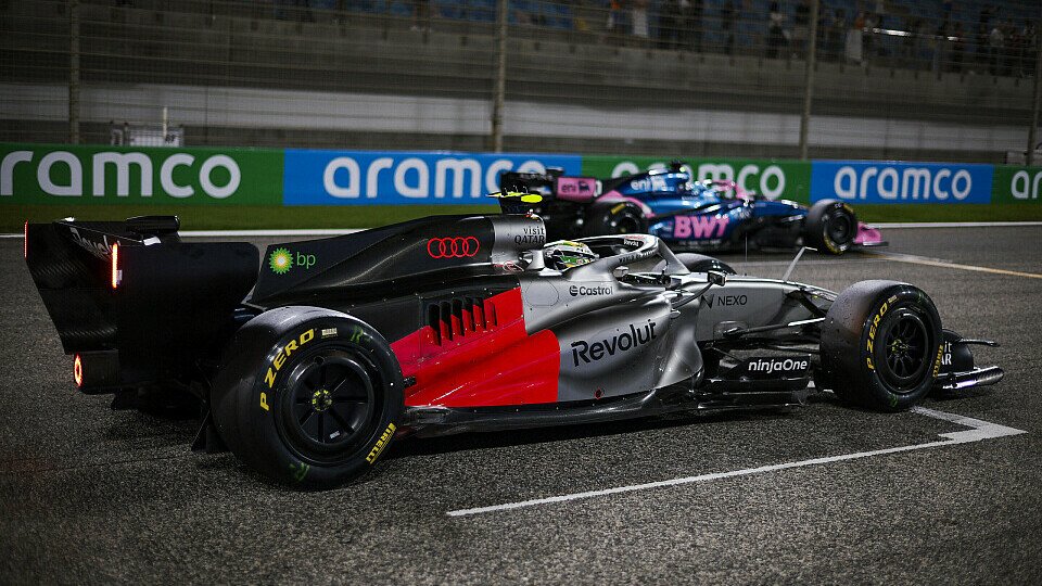 Gabriel Bortoleto (Audi) bei Startübungen bei den Formel-1-Testfahrten in Bahrain 2026. Im Hintergrund ein Alpine.