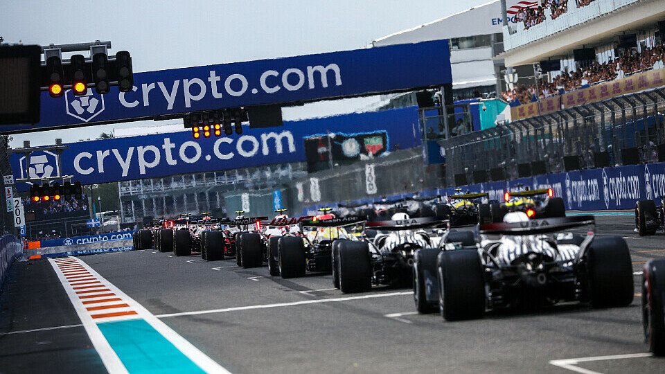 Das F1-Feld macht sich für den Start bereit