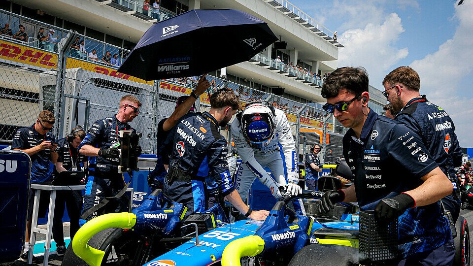 Carlos Sainz steigt in sein Williams-Cockpit