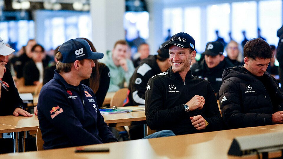 Max Verstappen und Maro Engel im Fahrerbriefing der 24h Qualifiers 2026