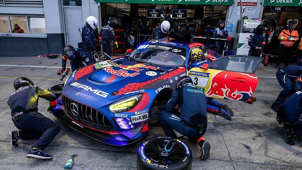 Der Mercedes-AMG GT3 von Winward mit Verstappen, Auer, Gounon, Juncadella bei den 24h Nürburgring beim Reifenwechsel