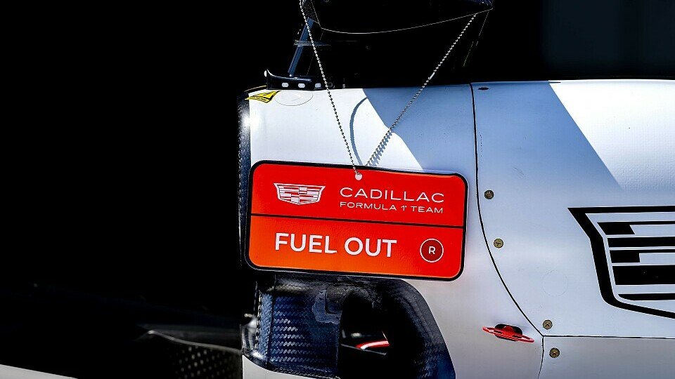Überrollbügel und Motorabdeckung des Cadillac Formel-1-Autos mit Schild, das auf einen leeren Benzintank hinweist. Überrollbügel und Motorabdeckung des Cadillac Formel-1-Autos mit Schild, das auf einen leeren Benzintank hinweist.