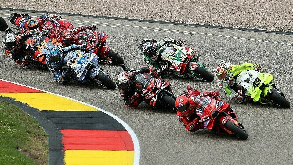 Das MotoGP-Feld in Kurve eins im Rennen am Sachsenring