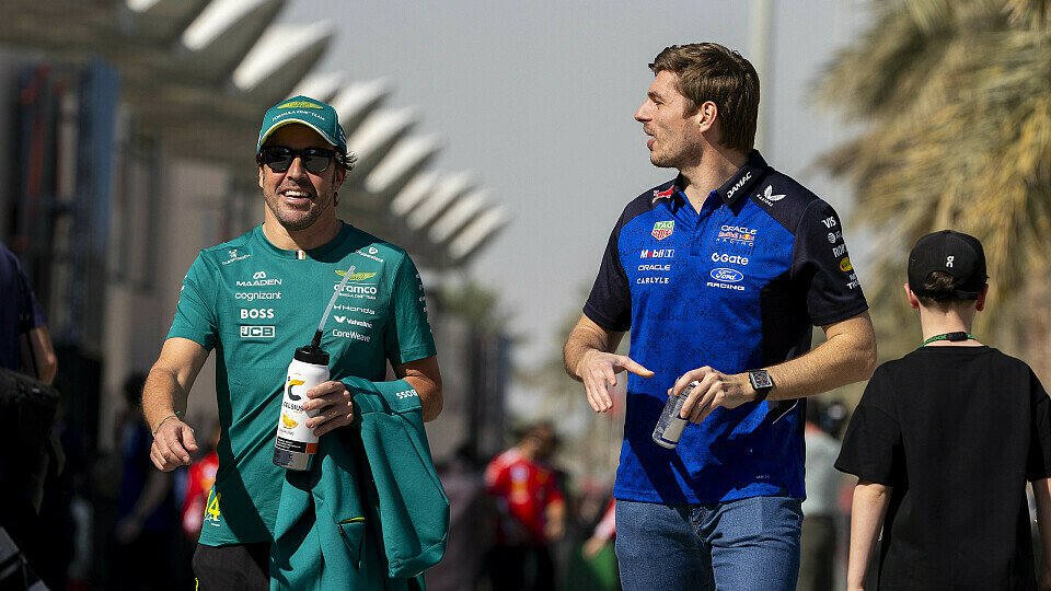 Max Verstappen (Red Bull Racing) im Gespräch mit Fernando Alonso (Aston Martin); Portrait