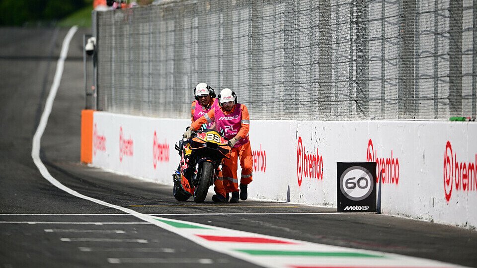 Brad Binders defekte KTM wird von den Marshals abtransportiert