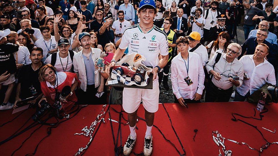 Kimi Antonelli erhält die Trofeo Bandini. Kimi Antonelli erhält die Trofeo Bandini.