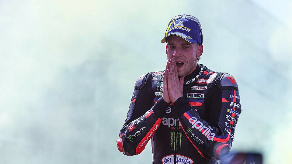 Marco Bezzecchi wurde am Sonntag auf dem Podium sichtlich emotional, Foto: IMAGO / Beautiful Sports Marco Bezzecchi wurde am Sonntag auf dem Podium sichtlich emotional, Foto: IMAGO / Beautiful Sports