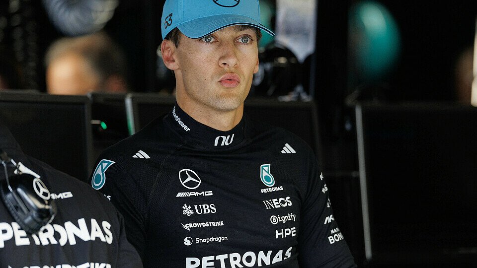 George Russell in der Mercedes Garage