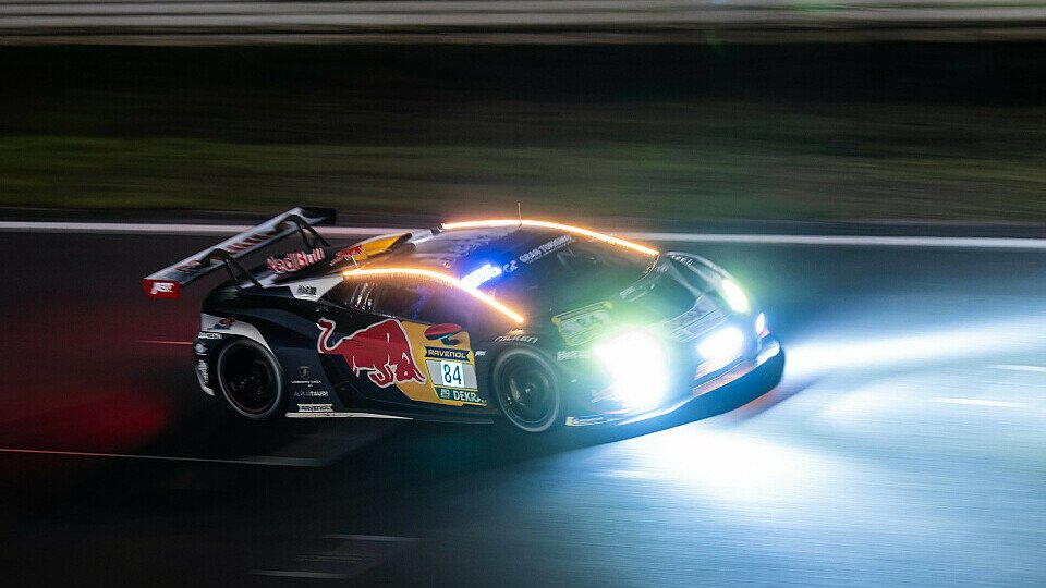 Lamborghini Huracan GT3 EVO2 mit der Startnummer 84 vom Team Red Bull Team ABT auf der Rennstrecke