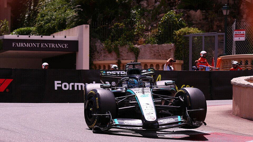 George Russell räubert in Monaco über die Kerbs