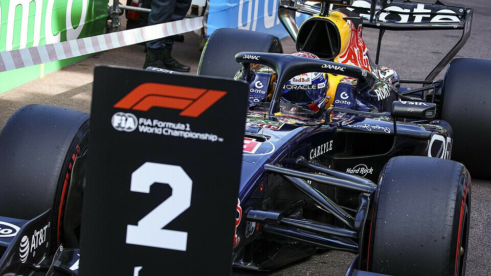 Max Verstappen vor dem P2-Schild in Monaco Max Verstappen vor dem P2-Schild in Monaco