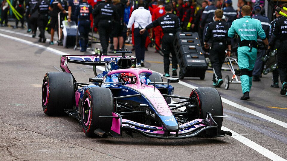 Der Alpine von Pierre Gasly in der Boxengasse von Monaco Der Alpine von Pierre Gasly in der Boxengasse von Monaco