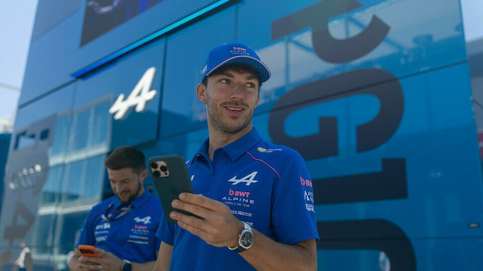 Pierre Gasly mit Handy Pierre Gasly mit Handy