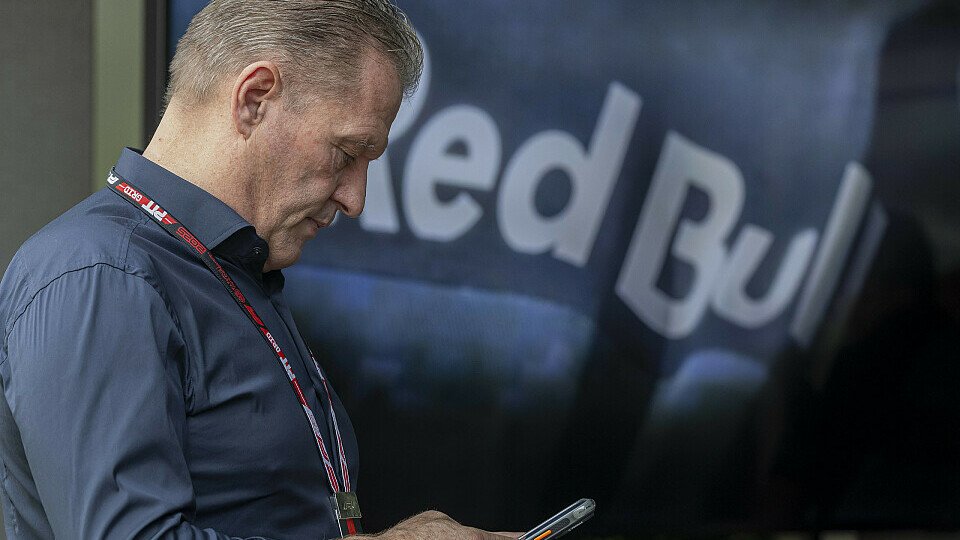 Jos Verstappen tippt etwas in sein Handy