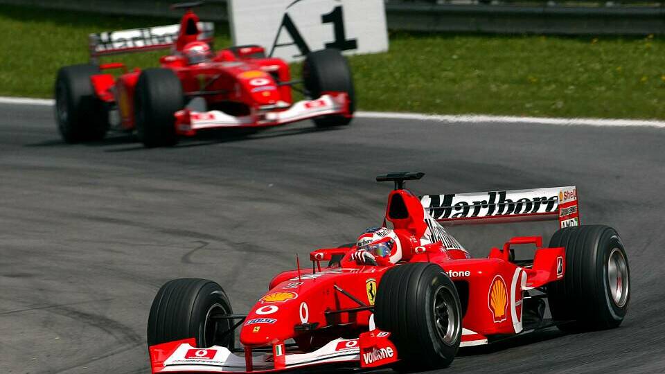 Rubens Barrichello fährt vor Michael Schumacher Rubens Barrichello fährt vor Michael Schumacher