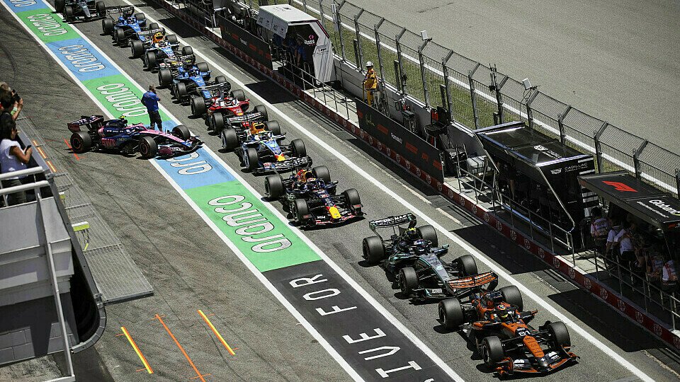 F1-Fahrer stellen sich in der Pit Lane an F1-Fahrer stellen sich in der Pit Lane an