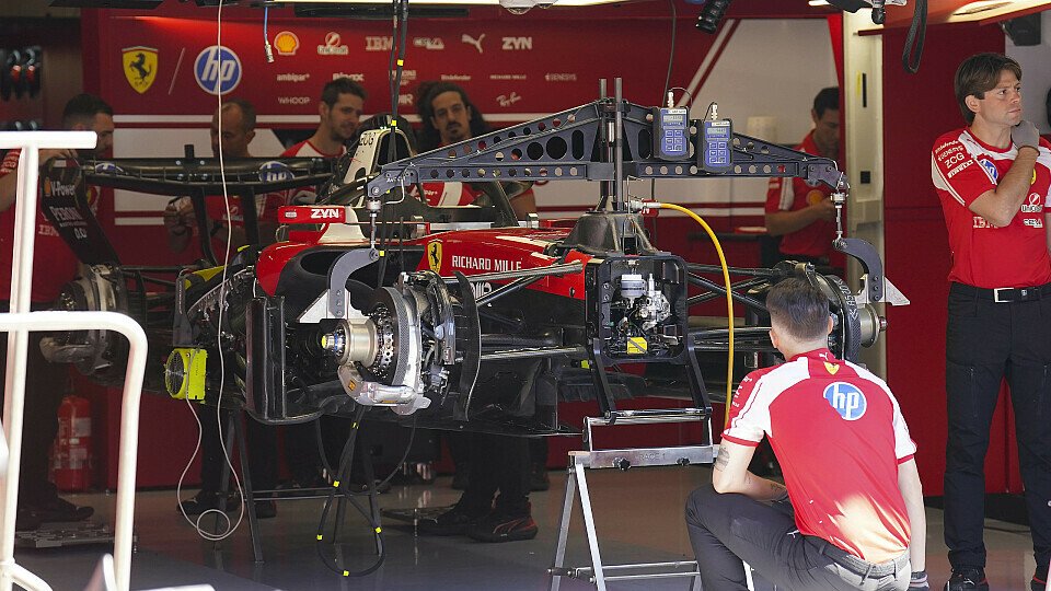 Arbeiten am Ferrari von Charles Leclerc in der Box