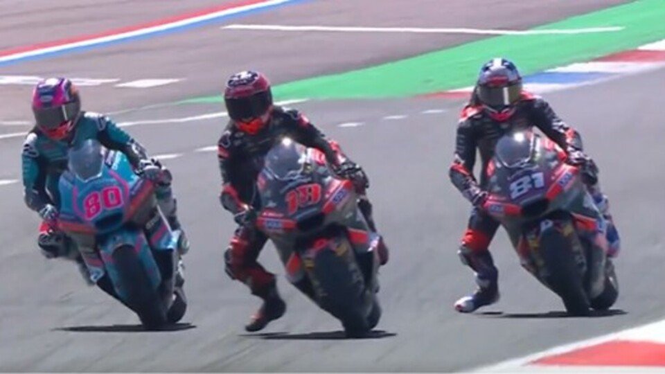David Alonso, Manuel Gonzalez und Senna Agius in der Zielschikane