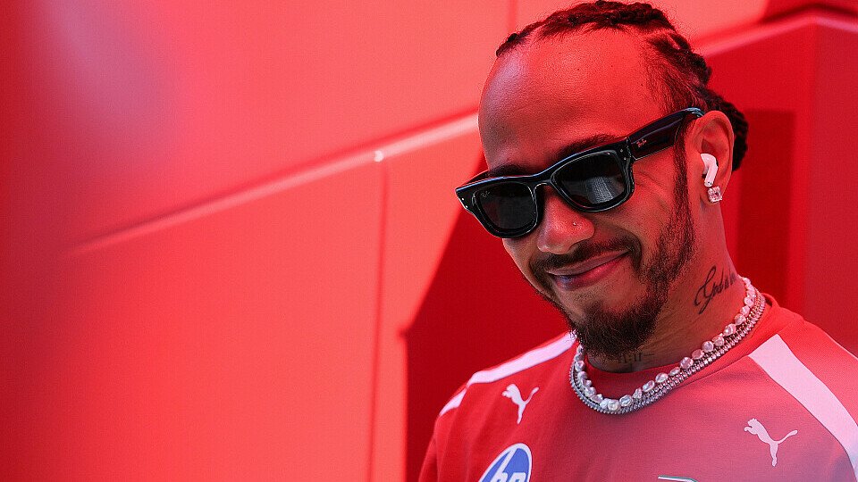 Lewis Hamilton mit einem breiten Grinsen
