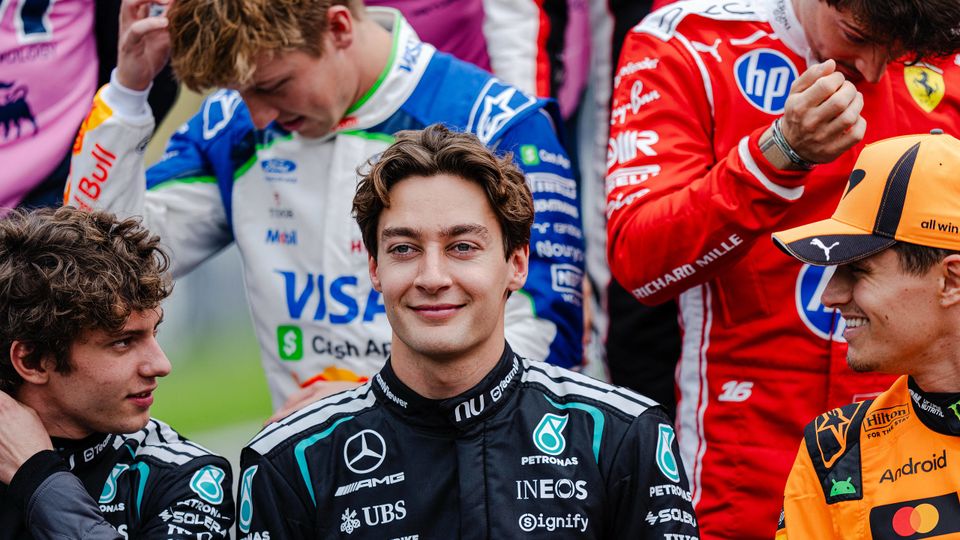 George Russell (Mercedes) im Zentrum beim Formel-1-Gruppenfoto in Australien. Neben ihm: Kimi Antonelli & Lando Norris. George Russell (Mercedes) im Zentrum beim Formel-1-Gruppenfoto in Australien. Neben ihm: Kimi Antonelli & Lando Norris.
