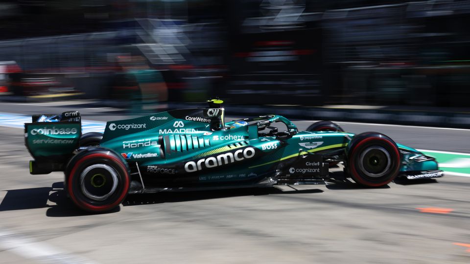 Fernando Alonso (Aston Martin) beim Formel-1-GP in Spielberg (Österreich) in der Boxengasse Fernando Alonso (Aston Martin) beim Formel-1-GP in Spielberg (Österreich) in der Boxengasse