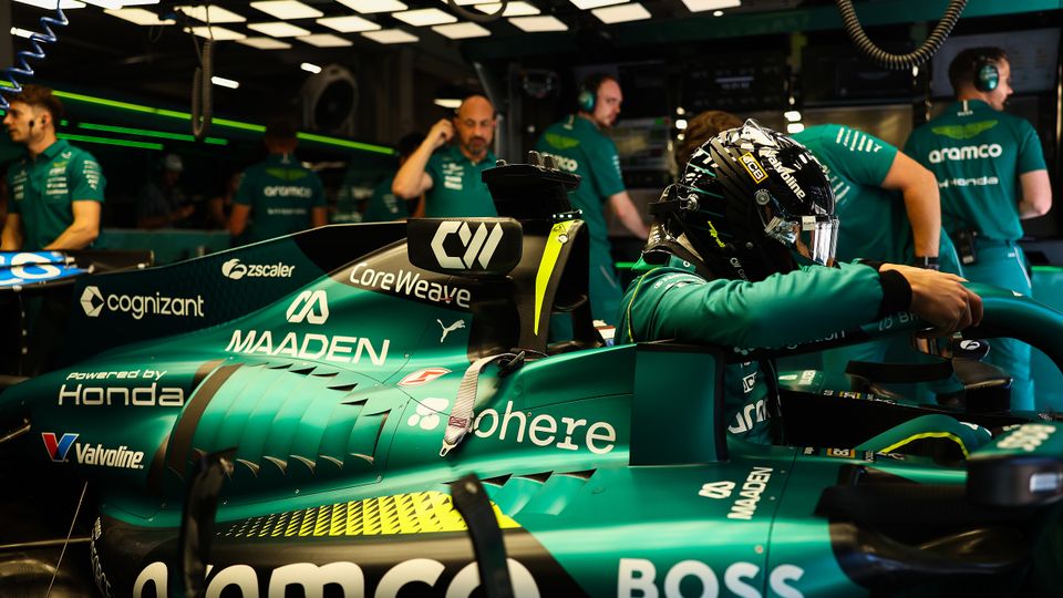 Lance Stroll (Aston Martin) steigt beim Formel-1-GP in Spielberg (Österreich) in seinen AMR26