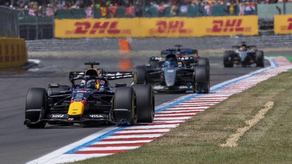 Max Verstappen verfolgt von Russell, Leclerc und Piastri